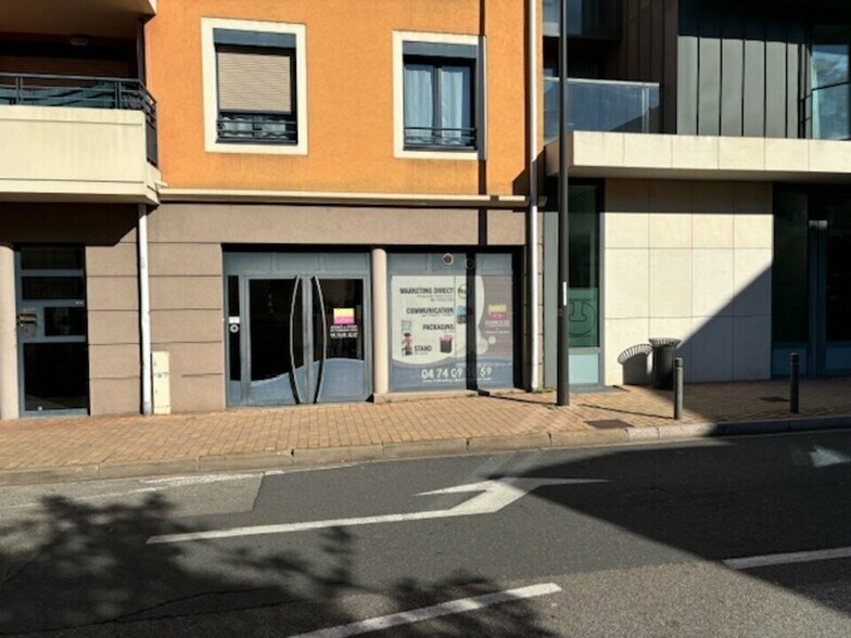 Retail in Villefranche-sur-Saône for lease - Building Photo - Image 2 of 9