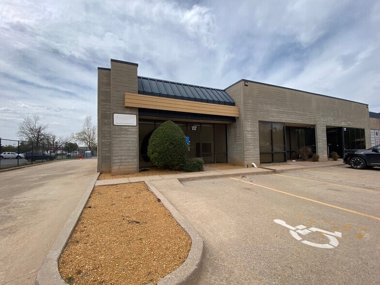 1235 Sovereign Row, Oklahoma City, OK à louer - Photo du bâtiment - Image 2 de 2