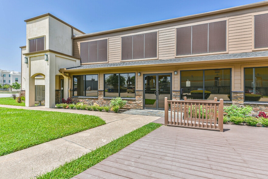 900 W Davis St, Conroe, TX for lease - Building Photo - Image 3 of 11