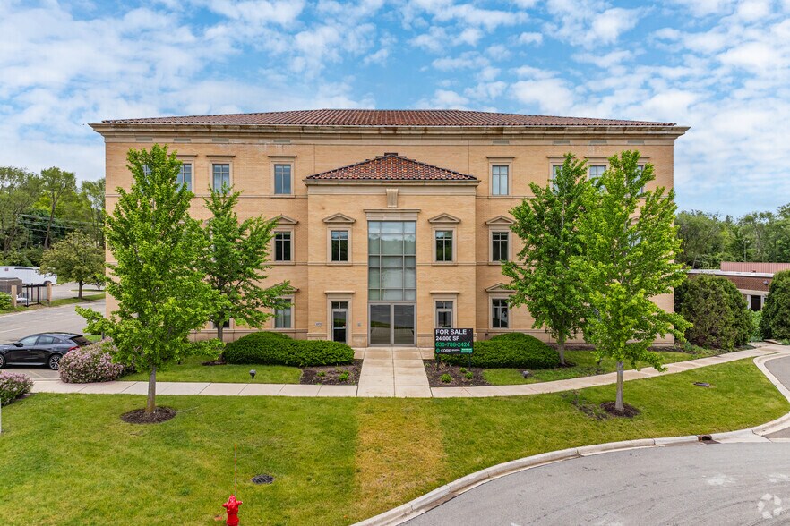 4970 Varsity Dr, Lisle, IL à vendre - Photo du bâtiment - Image 3 de 5