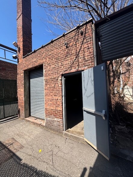 6810 Woodside Ave, Woodside, NY for lease - Primary Photo - Image 1 of 6