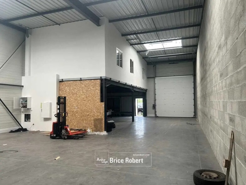 Flex in Corbas for lease - Interior Photo - Image 2 of 6