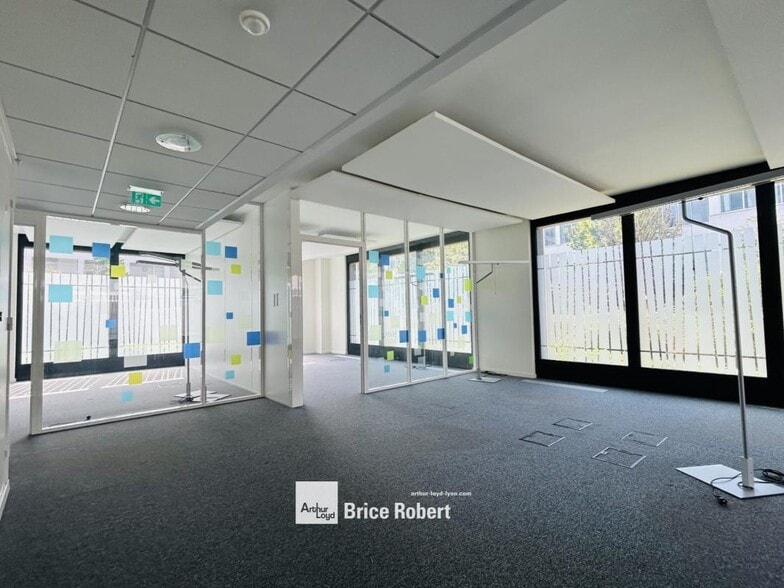 Office in Vaulx-en-Velin for lease - Building Photo - Image 2 of 7