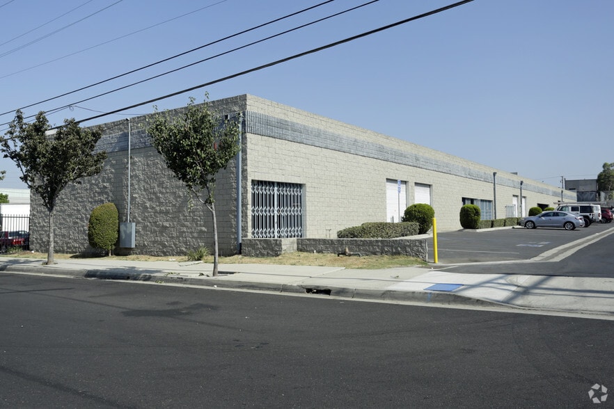 Bugatti Business Park portfolio of 2 properties for sale on LoopNet.ca - Primary Photo - Image 2 of 2