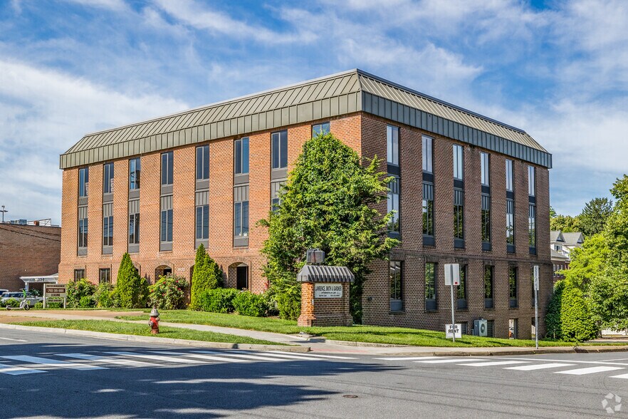 3900 University Dr, Fairfax, VA à louer - Photo du bâtiment - Image 1 de 21
