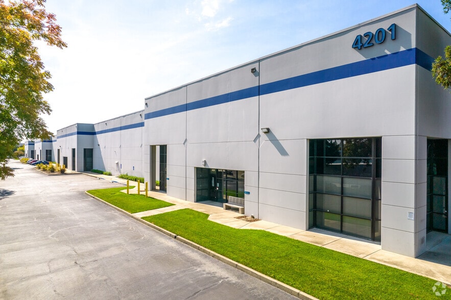 4201 Sierra Point Dr, Sacramento, CA à louer - Photo principale - Image 1 de 11