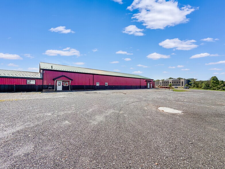 131 Mini Mall Rd, Ebensburg, PA à louer - Photo du bâtiment - Image 1 de 36