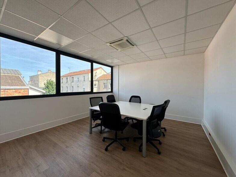 Bureau dans Ivry-sur-Seine à louer - Photo du bâtiment - Image 2 de 32
