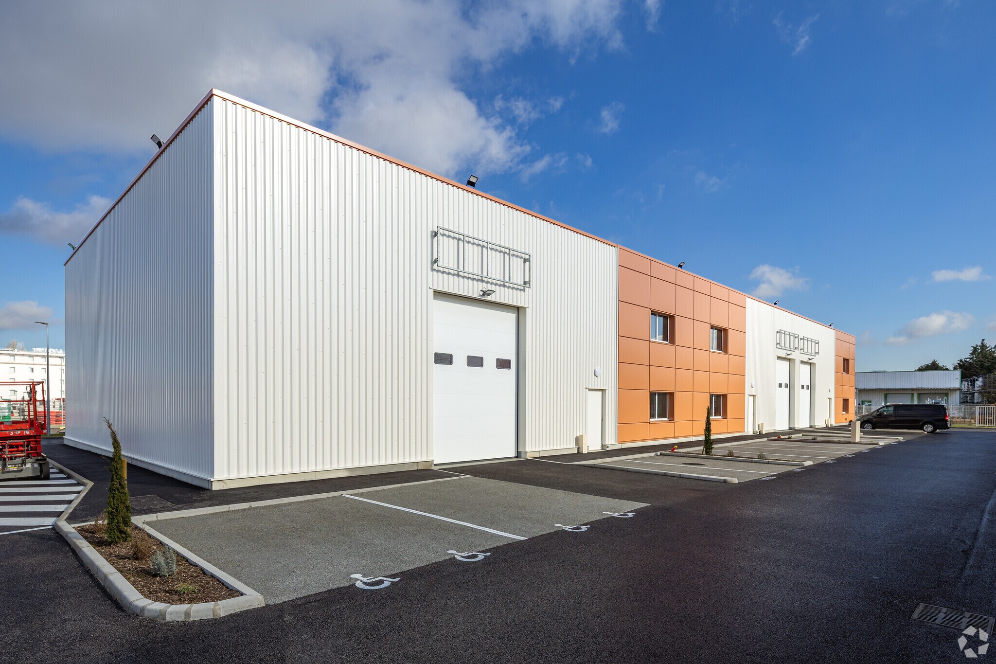 Flex in Chassieu for lease Primary Photo- Image 1 of 3