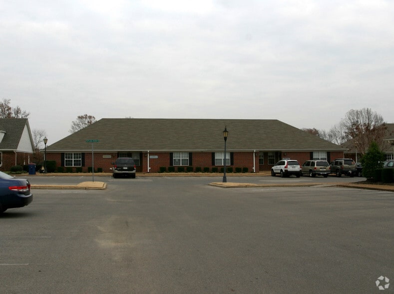 340 Poplar View Ln, Collierville, TN for lease - Primary Photo - Image 1 of 2