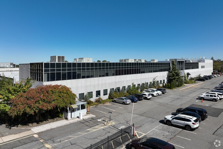 60-15 Little Neck Pky, Little Neck, NY for lease - Building Photo - Image 1 of 17