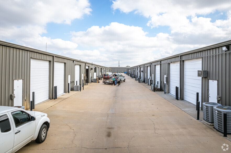12999-13003 Murphy Rd, Stafford, TX for lease - Building Photo - Image 2 of 16