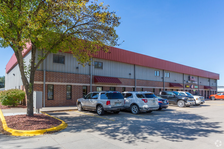 6250 NW Beaver Dr, Johnston, IA for lease - Primary Photo - Image 1 of 10