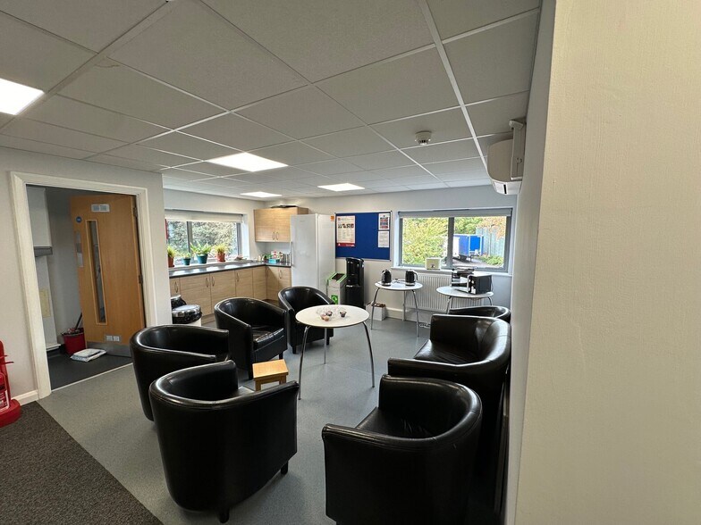 Units A & C Knaves Beech Way, Loudwater Way, High Wycombe à louer - Photo du bâtiment - Image 3 de 7