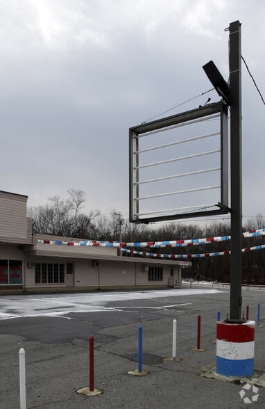 225 Cowesett Ave, West Warwick, RI à louer - Photo du bâtiment - Image 2 de 5