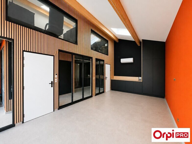 Office in Givors for lease - Building Photo - Image 2 of 6
