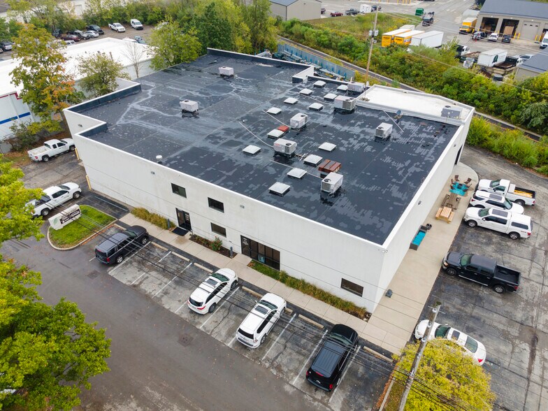 8035 Craig St, Indianapolis, IN à louer - Photo du bâtiment - Image 3 de 9