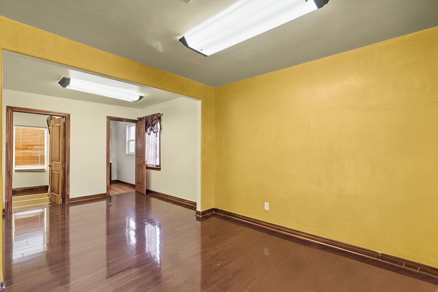 4204 W Burbank Blvd, Burbank, CA for sale - Building Photo - Image 3 of 30
