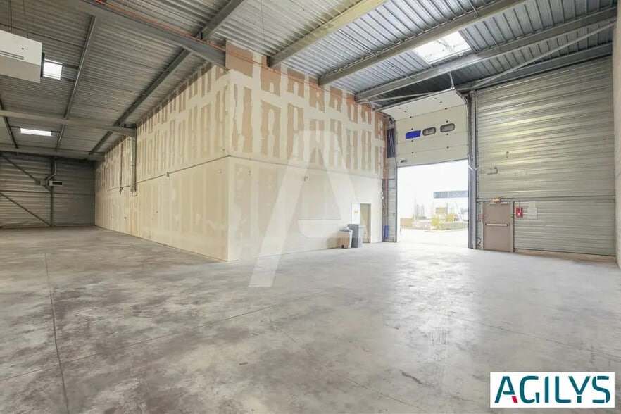 Industrial in Lisses for lease - Interior Photo - Image 1 of 8