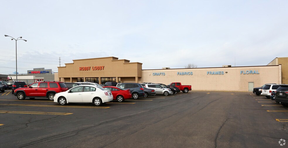 818-900 E Rollins Rd, Round Lake, IL à louer - Photo du bâtiment - Image 2 de 7