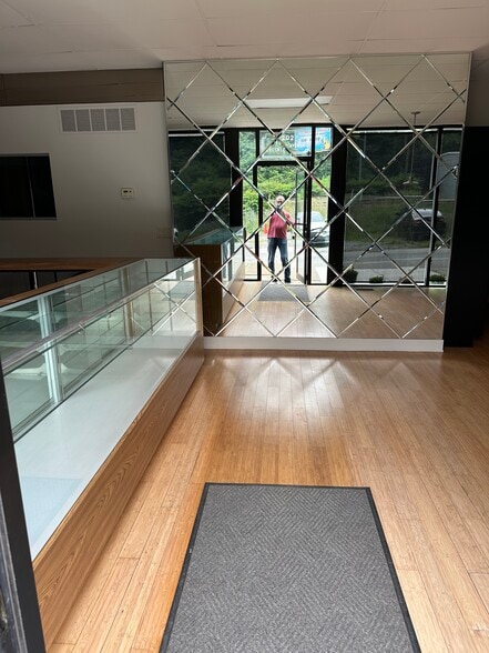 1202 Electric Ave, Pittsburgh, PA for sale - Interior Photo - Image 3 of 15