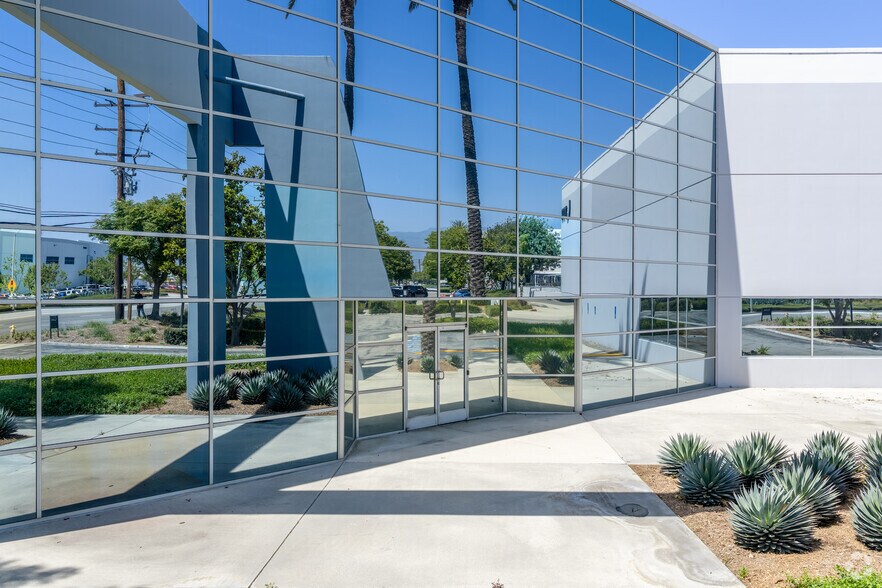 1100 S Etiwanda Ave, Ontario, CA à louer - Photo du bâtiment - Image 3 de 11