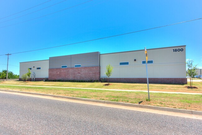 Plus de détails pour 1800 W Tecumseh Rd, Norman, OK - Industriel à louer