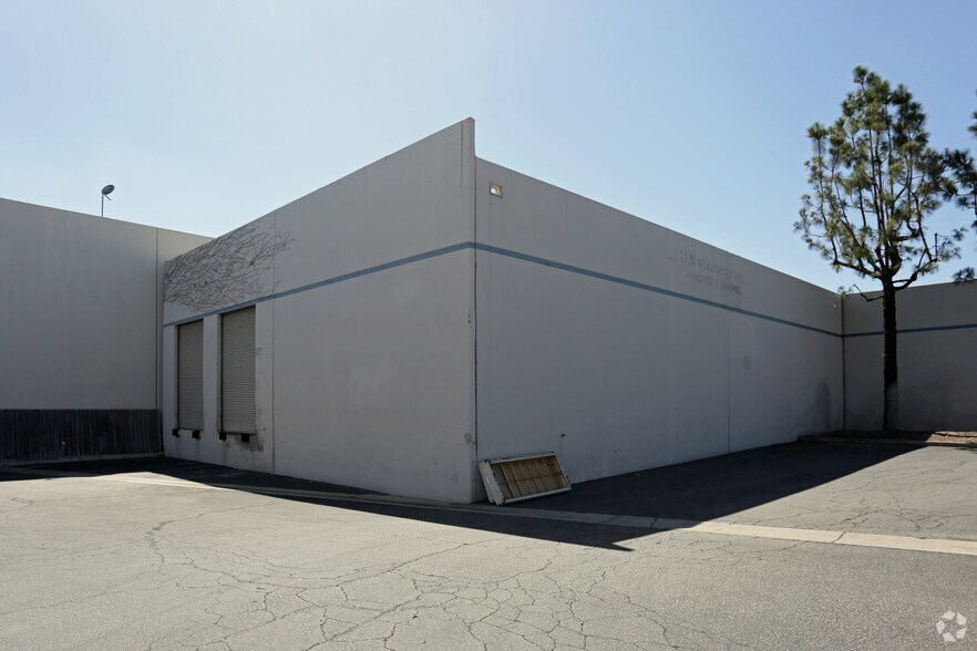 1474-1484 E Francis St, Ontario, CA à louer - Photo du bâtiment - Image 2 de 2