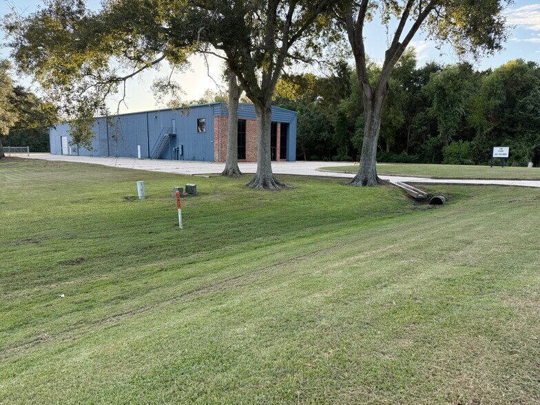3505 W Admiral Doyle Dr, New Iberia, LA à louer - Photo du bâtiment - Image 3 de 3