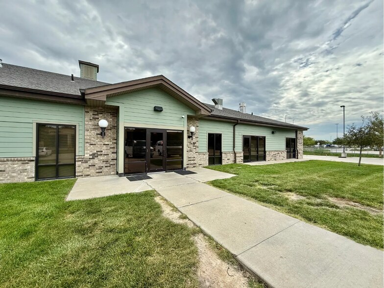 6704 S 167th St, Omaha, NE à vendre - Photo du bâtiment - Image 3 de 11