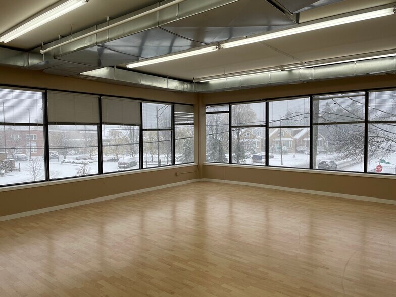6304 N Nagle Ave, Chicago, IL à louer - Photo du bâtiment - Image 3 de 10