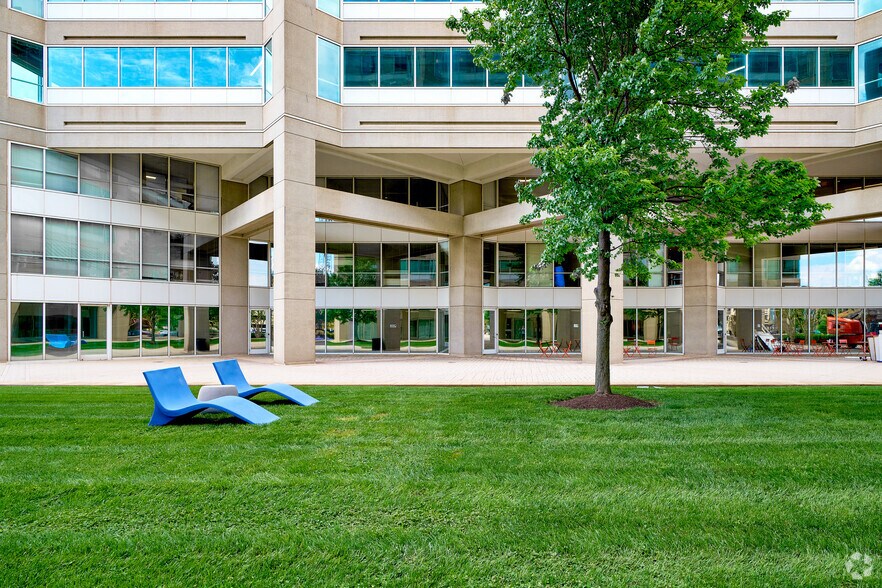 6903 Rockledge Dr, Bethesda, MD à louer - Photo du bâtiment - Image 2 de 16