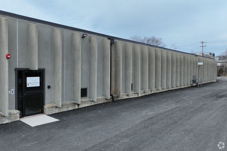 22 Blackburn Dr, Gloucester, MA à louer - Photo du bâtiment - Image 2 de 4
