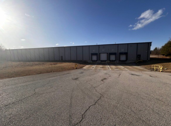 281 Industrial Dr, Gretna, VA à louer - Photo du bâtiment - Image 3 de 13