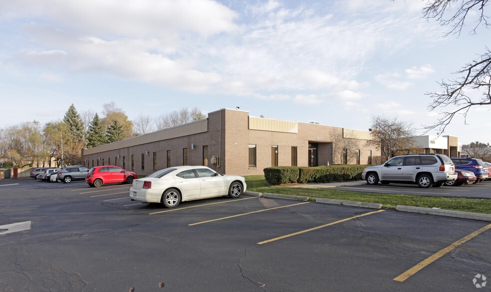 28200 Orchard Lake Rd, Farmington Hills, MI for lease - Building Photo - Image 2 of 5