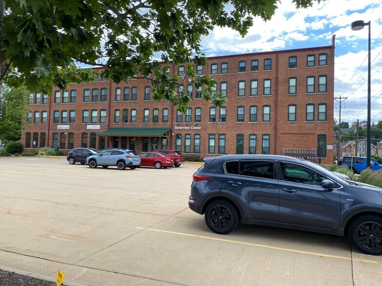 1789 Elm St, Dubuque, IA à louer - Photo du bâtiment - Image 2 de 4