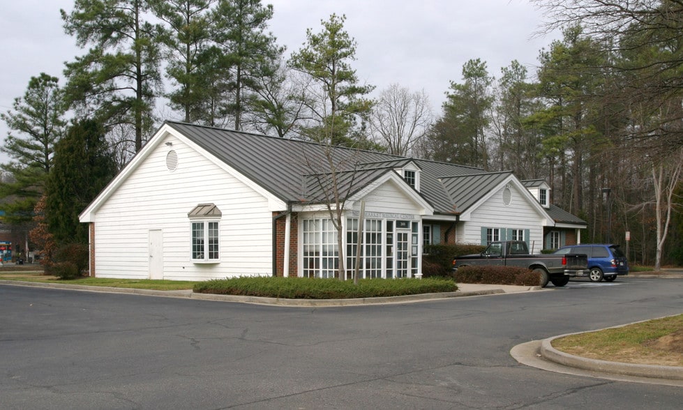 2660 & 2664 New Market Road Portfolio portfolio of 2 properties for sale on LoopNet.ca - Primary Photo - Image 2 of 4