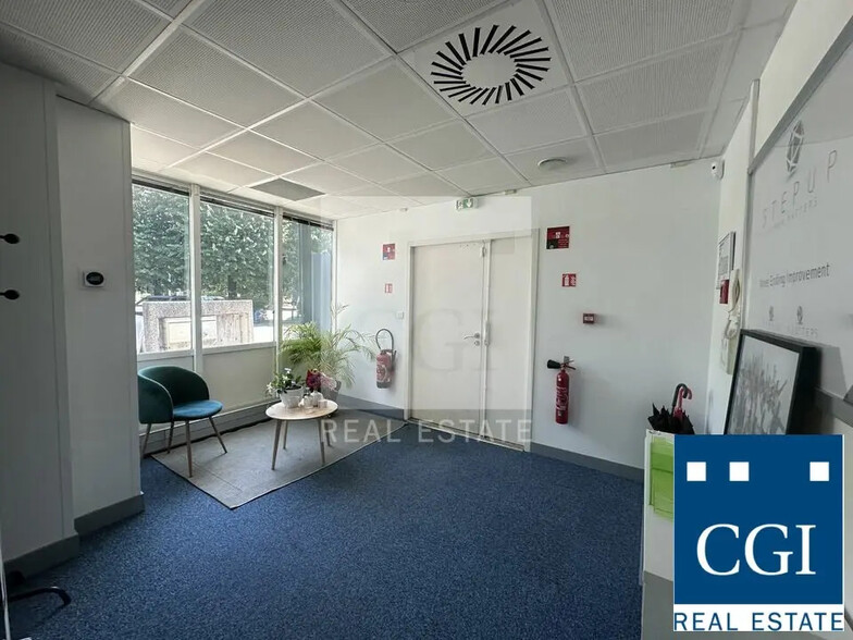 Office in Eybens for lease - Building Photo - Image 2 of 8