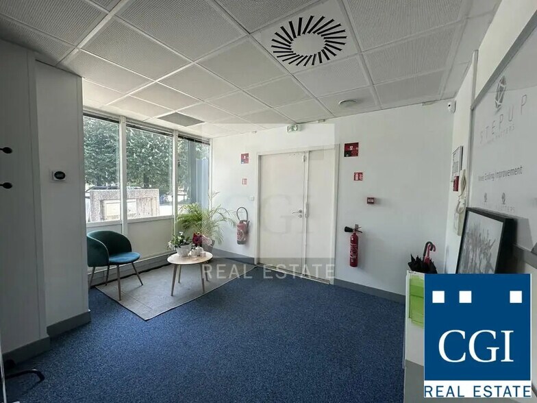 Bureau dans Eybens à louer - Photo du bâtiment - Image 2 de 8