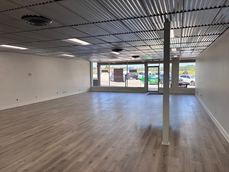 3011-3049 Anderson Ave, Manhattan, KS for lease - Interior Photo - Image 1 of 5