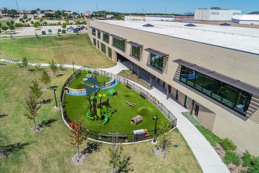 3662 W Camp Wisdom Rd, Dallas, TX à louer - Photo du bâtiment - Image 2 de 20