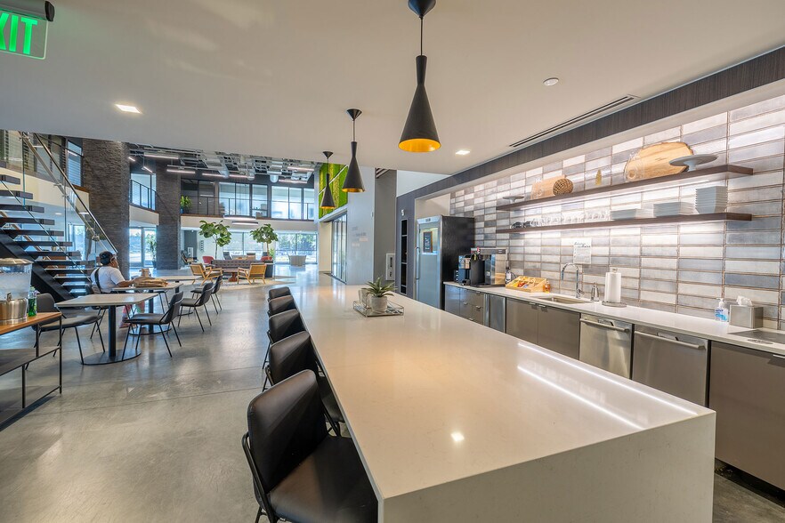 11220 W Burleigh St, Wauwatosa, WI à louer - Photo du bâtiment - Image 3 de 9