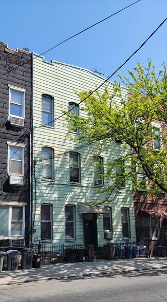 921 Metropolitan Ave, Brooklyn, NY à vendre - Photo du bâtiment - Image 1 de 1