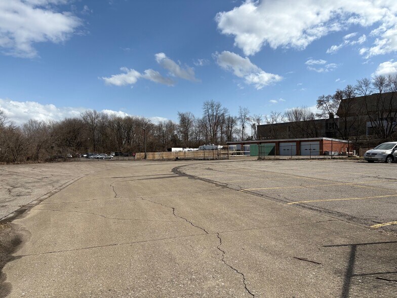 1011 Gorge Blvd, Akron, OH à vendre - Photo du bâtiment - Image 3 de 18