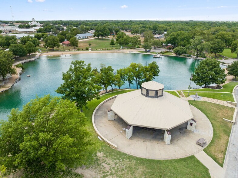 702 W Wallace St, San Saba, TX à vendre - Photo du bâtiment - Image 3 de 54