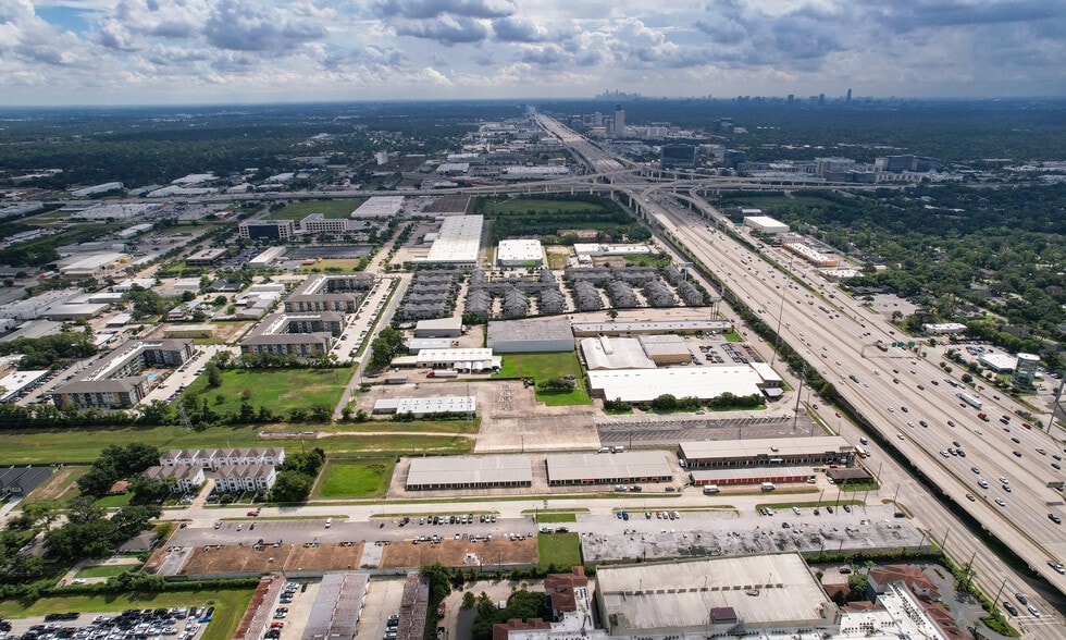 11020 Katy Fwy, Houston, TX à louer - Photo du bâtiment - Image 3 de 18