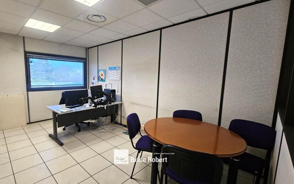Office in Vaulx-en-Velin for lease - Interior Photo - Image 3 of 6