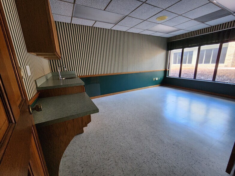 5327 Commercial Way, Spring Hill, FL à vendre - Photo intérieure - Image 2 de 10