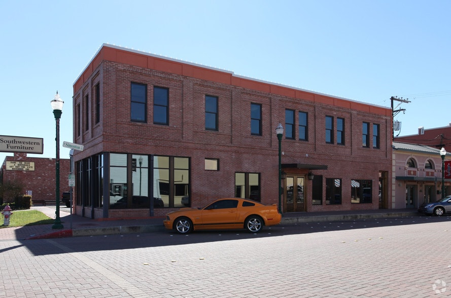 101 Simonton St, Conroe, TX for lease - Primary Photo - Image 1 of 49