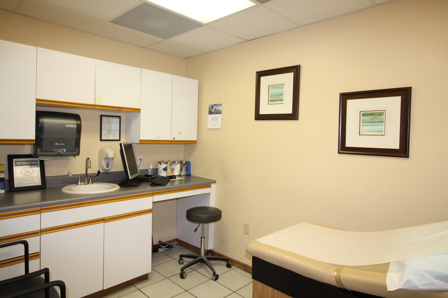 2404 N Courtenay Pky, Merritt Island, FL for lease - Interior Photo - Image 2 of 8